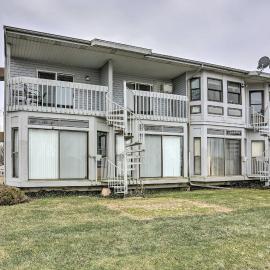 Condo w/ Balcony, Dock & Access to Lake Erie, מלון בSand Beach