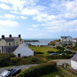 BRYN GORS-3 BED-FIRST FLOOR APT- YARDS FROM BEACH, hotel u gradu 'Trearddur'