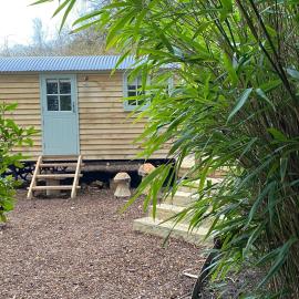 Chez Maurice Luxury Shepherds Hut with Bath and Hot Tub, hotell i Kelling