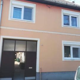 Family House, hotel in Eger