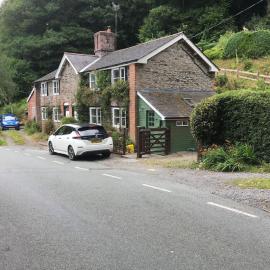 200 year old Gardener's cottage, Mid Wales, hotel in Llanidloes