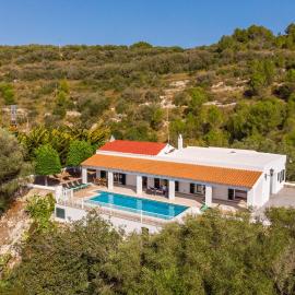 Villa Es Torrent Verd by Escape Home – hotel w mieście Alaior