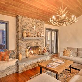 Riverfront Lincoln Condo: 1 Mi to Loon Mountain!, hotel in Lincoln