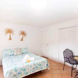 GORGEOUS STUDIO + 100M TO BEACH + POOL, Hotel in Point Lookout