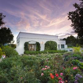 Greenhill Farm Cape Dutch Cottage Plettenberg Bay - 1 Bedroom Private Cottage, hotel in Plettenberg Bay