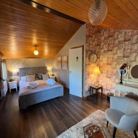 Squirrel Lodge at Owlet Hideaway - with Hot Tub, Near York, viešbutis Jorke