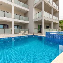 Villa Stella with pool and seaview، فندق في كارلوباغ