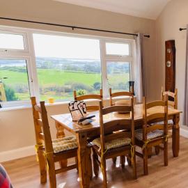 Private 3 bedroom house ideal for family & friends, hotell i Killybegs
