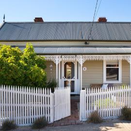 Albert Cottage - charming miner's cottage in town