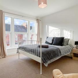Spacious 2-bed Apartment in Crewe by 53 Degrees Property, ideal for Business & Professionals, FREE Parking - Sleeps 3, Hotel in Crewe