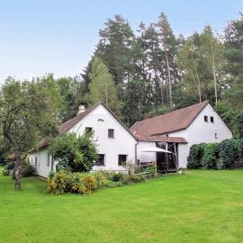 Holiday Home Benešov nad Černou by Interhome, hotel in Dluhoště