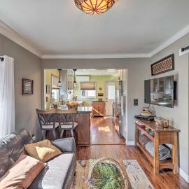 Charming Craftsman Bungalow with Garden & Hot Tub!, hotel Fullertonban