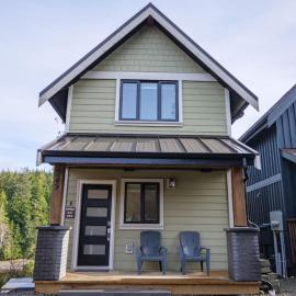 Storm Bay, Family Home with Hot Tub and Inlet View