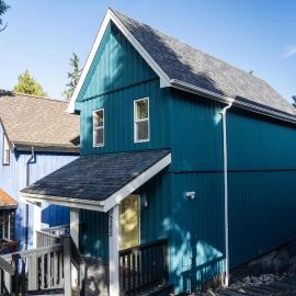 Kingfisher, Waterfront Cabin with Inlet with Mountain Views, hotel em Ucluelet
