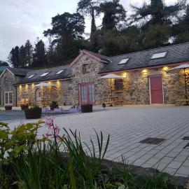 Magical 3-Bed Stone Built Cottage - Sleeps 6, hotel in Ballynahinch