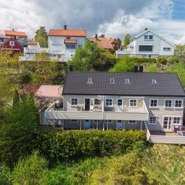 Sentralt rekkehus med solrik veranda!, хотел в Арендал