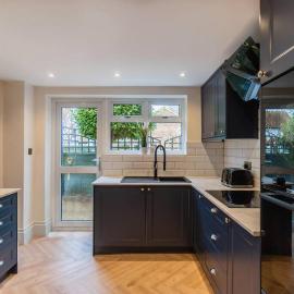 STYLISH HOME WITH FREE PARKING - 10 MINS TO LEGOLAND! - By Tempstay