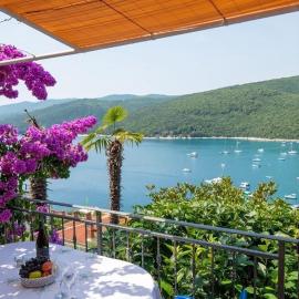 Novo renovirani apartman blizu centra i mora, hotel in Rabac