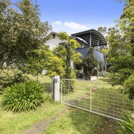 Phillip Island Time - Large home with self-contained apartment sleeps 11, hotel in Cowes