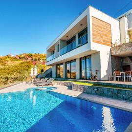 The Cliffhouse by LovelyStay, hotel in Fajã da Ovelha