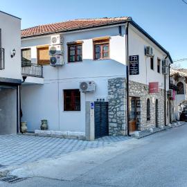 Guesthouse Check In - Apartments & Rooms، فندق في Stolac