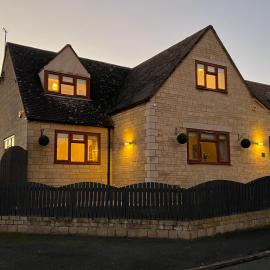 Luxurious 4 bedroom home in the heart of the Cotswolds with Hot Tub!, hotel in Stow on the Wold