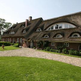Erlenhof-Steinau-Fachwerkhaus-mit-Reetdach