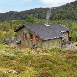 4 person holiday home in Leirvik i Sogn, hotel a Leirvik