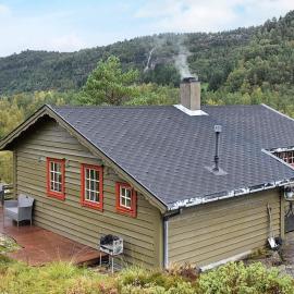 4 person holiday home in Leirvik i Sogn, hotell i Leirvik