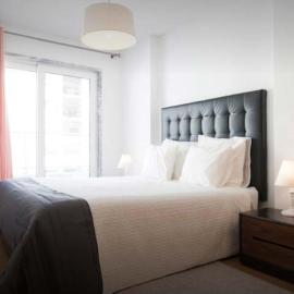 Modern Apartment for Family and Group of Friends, Hotel in Sacavém