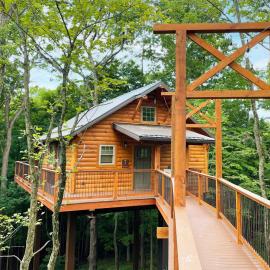 Treehouse #7 by Amish Country Lodging, hotel in Millersburg