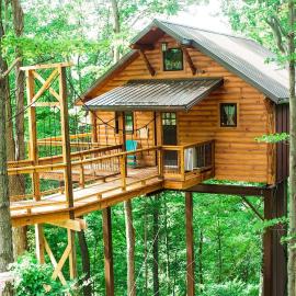 Treehouse #5 by Amish Country Lodging, hotel in Millersburg