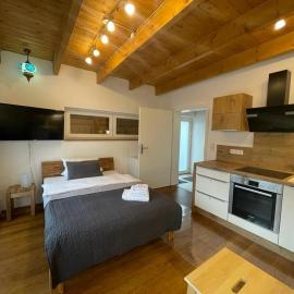 Ferienwohnung im Stadtzentrum von Bernau - Komfortable Wohnung mit 2 Zimmern, Bad, Spülmaschine, Waschmaschine, komplette Küche, WLAN, Terrasse, ruhige Lage，柏林貝爾瑙的飯店