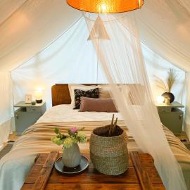 Vintage tent at the Lovsin Estate, hotel din Metlika