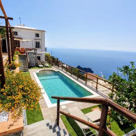 Villa Sunrise. Pool and seaview in Amalfi Coast, готель у місті Конка-дей-Марині