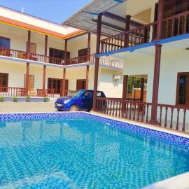 Kayaloram Resort, hotel a Pūvār