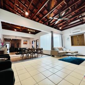 RedLoft - Cozy 4-bedroom loft with free parking and pool table