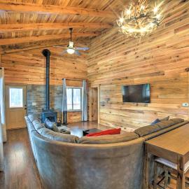Woodsy Mountain Cabin: 2 Mi to Angel Fire Resort! – hotel w mieście Angel Fire