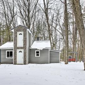 Remote Michigan Retreat on 10 Acres w/ Grill!, khách sạn ở Irons