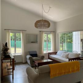 DIVINA Y COMODA CASA EN SAN LORENZO PARA 5 PERSONAS!!, hotel in San Lorenzo