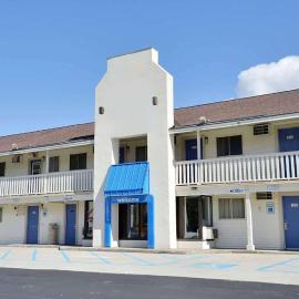 Travelodge by Wyndham Brattleboro VT، فندق في براتلبورو