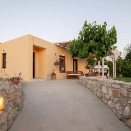 La Casa Rustica، فندق في Roústika