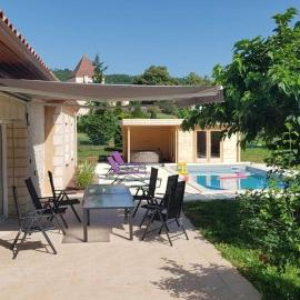Villa spacieuse 4 chambres Gîte les manoques, hotel u gradu Prayssac