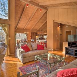 Fire Pit & Grill: Lakefront Poconos Cottage!, hotel v destinácii East Stroudsburg