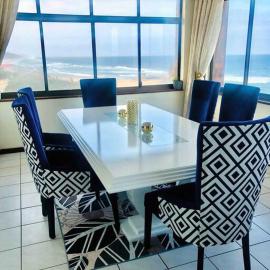 Penthouse 42 at Ezulweni، فندق في امانزيمتوتي