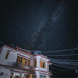 The Alpinist cafe and Retreat: Kaza şehrinde bir otel