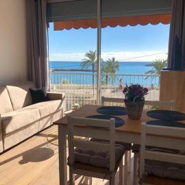 Studio front de mer - Menton Garavan, hotel u gradu Menton