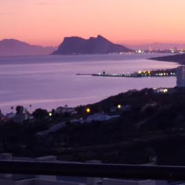 Manilva Townhouse with spectacular views of Gibraltar, хотел в Манилва