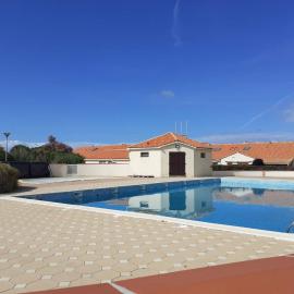 Maison avec piscine commune à 800m de la plage, hotel in Brem-sur-Mer