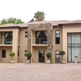 Rustenburg में, होटल Letsatsing Lodge